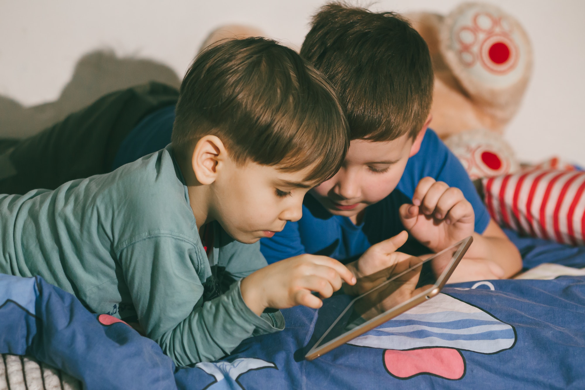 Toddlers play games on the laptops